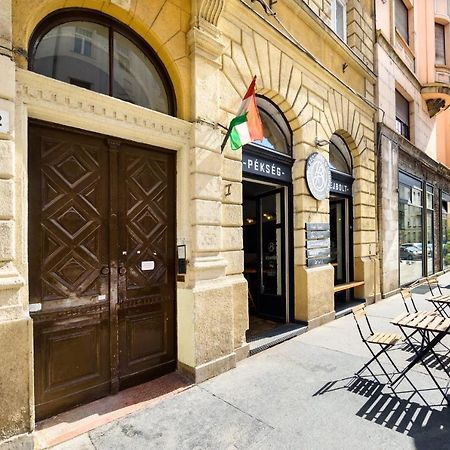 Spacious & Serene Downtown Home With Free Parking 布达佩斯 外观 照片