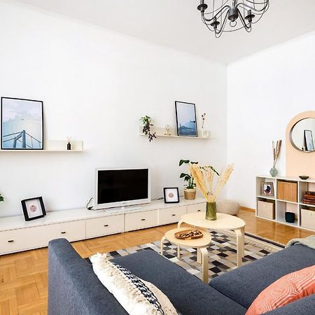 Spacious & Serene Downtown Home With Free Parking 布达佩斯 外观 照片