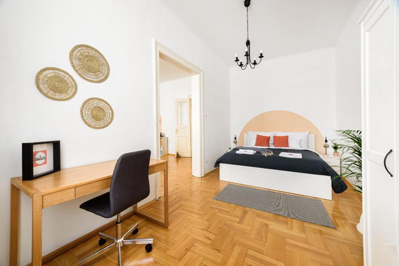 Spacious & Serene Downtown Home With Free Parking 布达佩斯 外观 照片