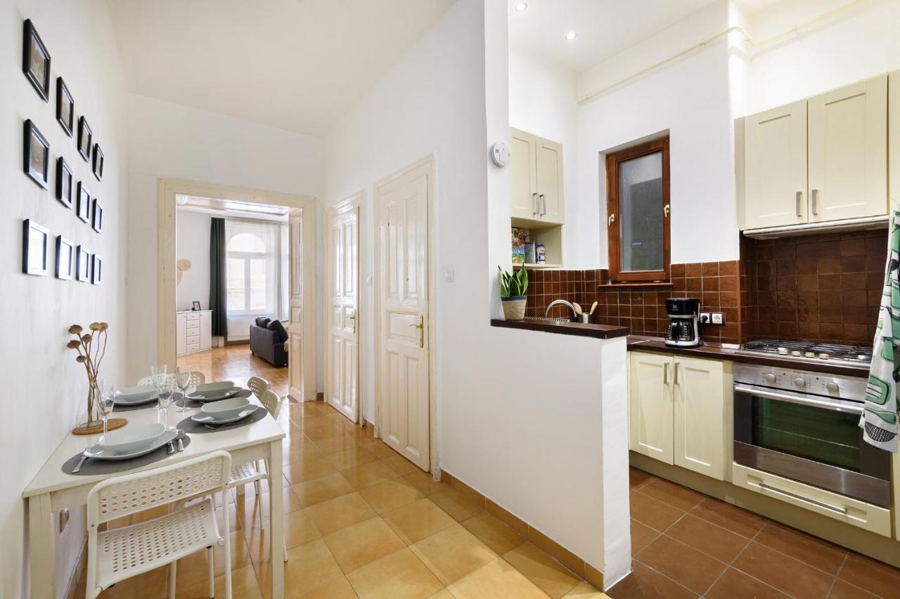 Spacious & Serene Downtown Home With Free Parking 布达佩斯 外观 照片
