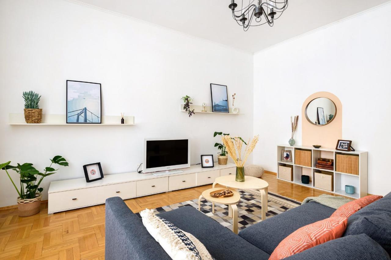 Spacious & Serene Downtown Home With Free Parking 布达佩斯 外观 照片