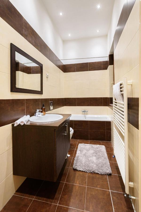 Spacious & Serene Downtown Home With Free Parking 布达佩斯 外观 照片